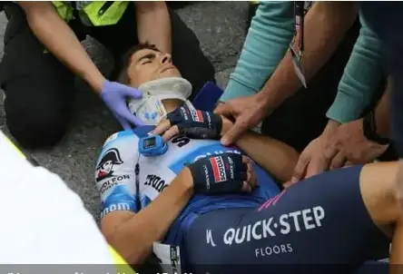 Mikel Landa en el asfalto tras sufrir un accidente