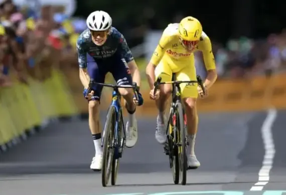 Jonas Vingegaard y tadej Pogacar se disputan un triunfo de etapa en el Tour de Francia.