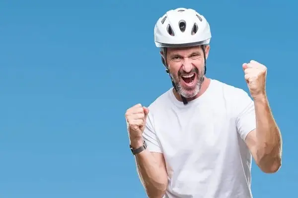 ciclista gritando