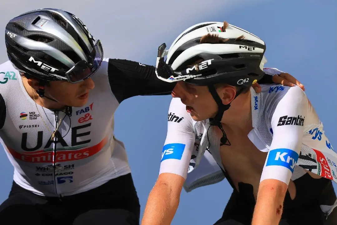 Marc Soler consuela a Tadej Pogacar en el Tour de Francia de 2023