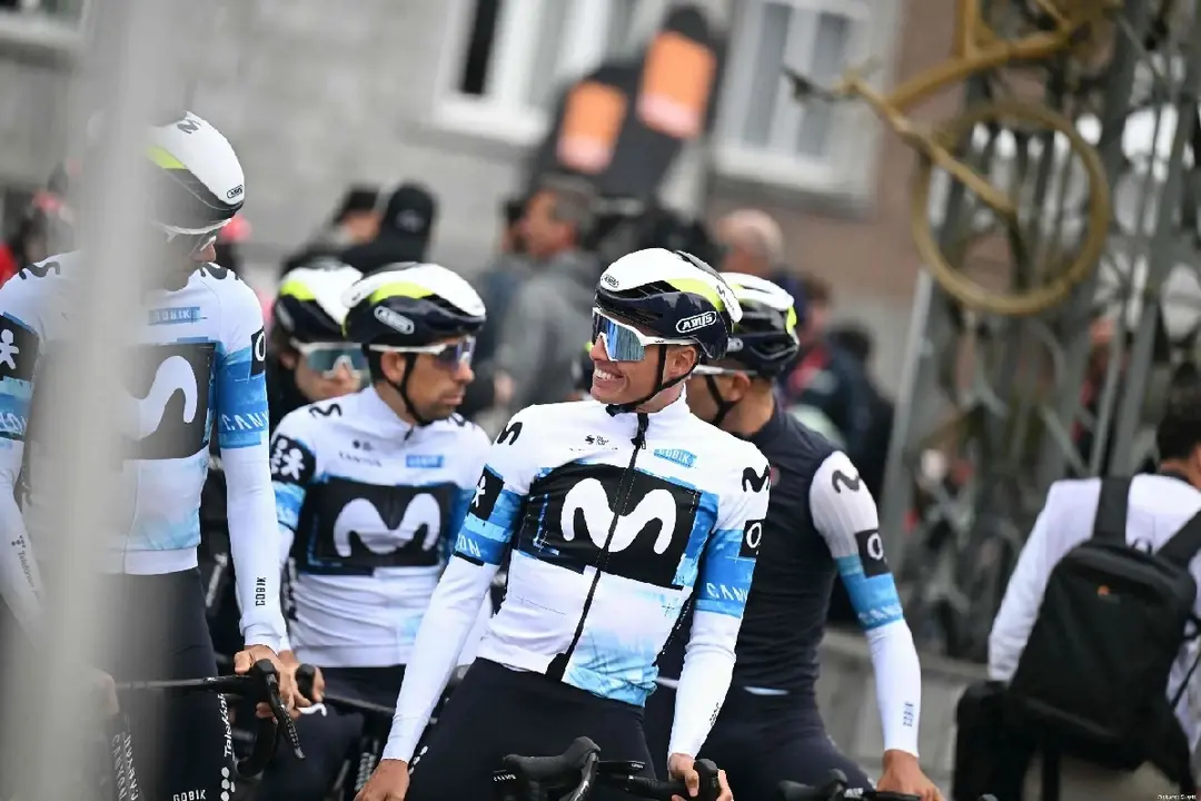 Enric Mas junto a m&aacute;s ciclistas del Movistar Team