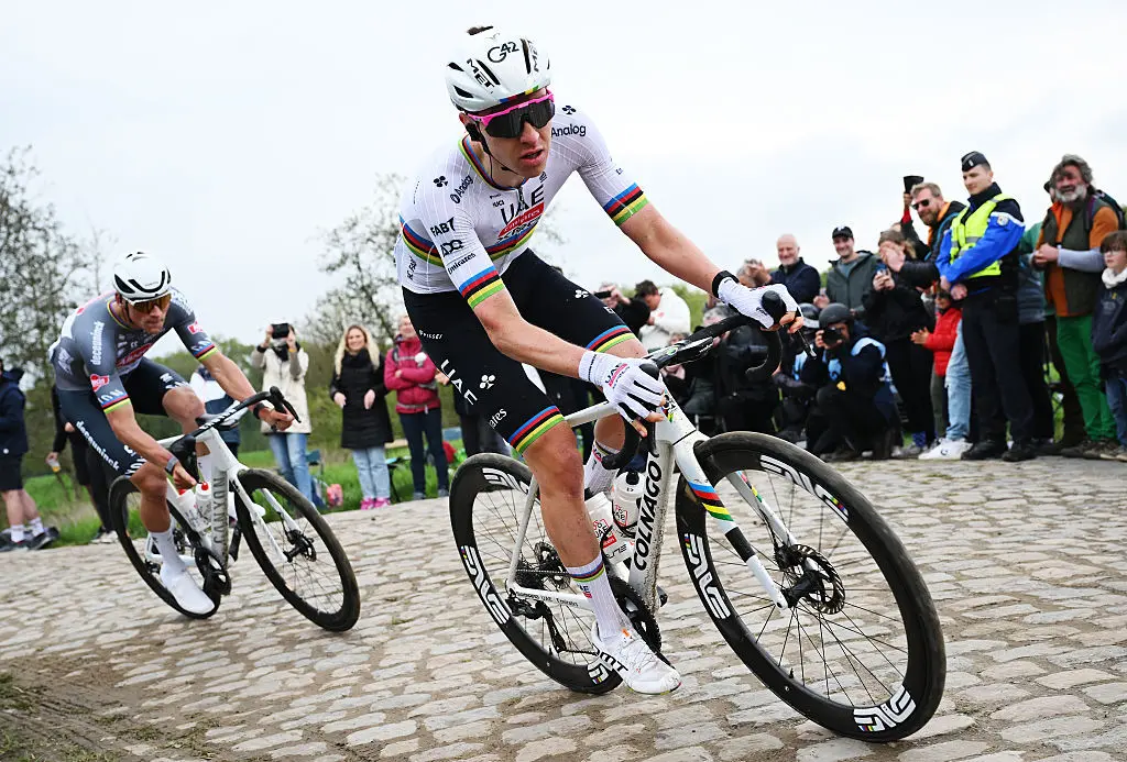 Tadej Pogacar y Mathieu Van der Poel en la Par&iacute;s-Roubaix