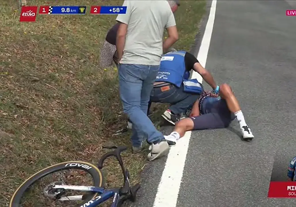 Mikel Landa dolorido en el asfalto tras caerse en la Itzulia de 2026