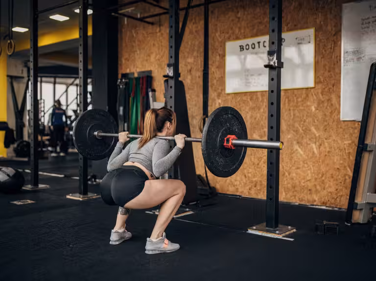 Una deportista haciendo sentadillas