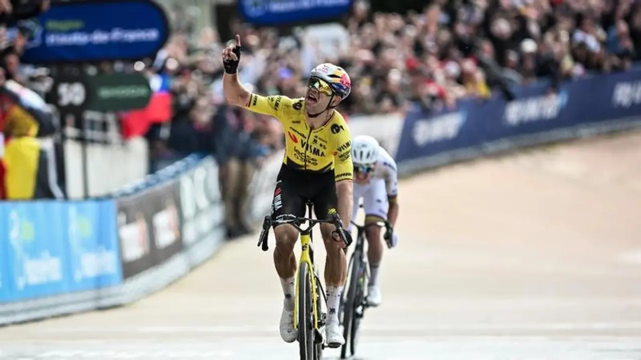 Wout Van Aert gana a Tadej Pogacar en el sprint final de la Par&iacute;s-Roubaix