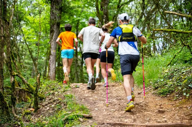 Deportista caminando en un bosque
