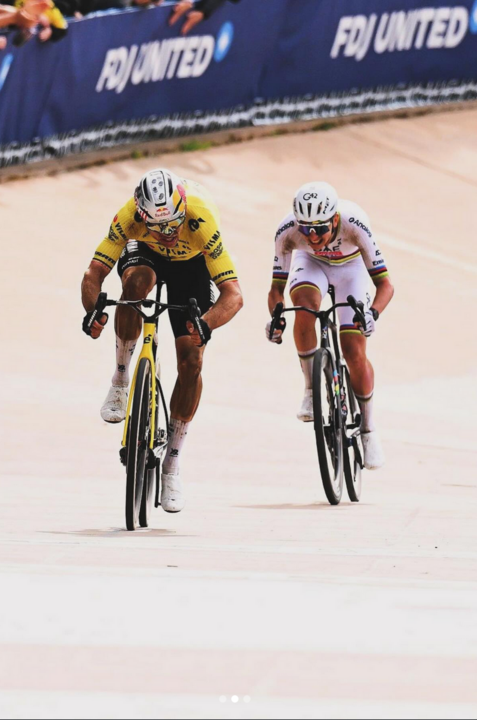 Wout Van Aert se impone a Tadej Pogacar en el sprint final de la Par&iacute;s_roubaix de 2026
