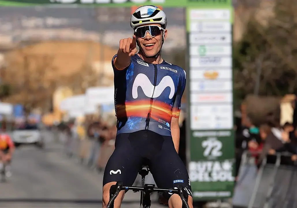 Iv&aacute;n Romeo festeja una victoria en O Gran Cami&ntilde;o