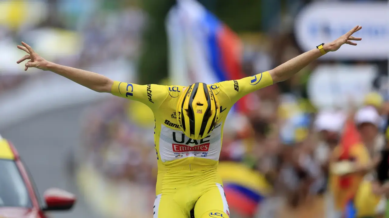 Tadej Pogacar festeja un triunfo de etapa en el Tour de Francia.