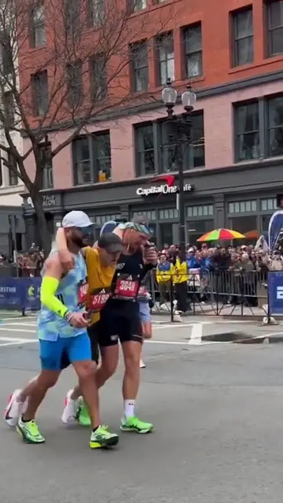 Jonathan Adams, corredor pupular que lleg&oacute; catat&oacute;nico a la meta del Marat&oacute;n de Boston.