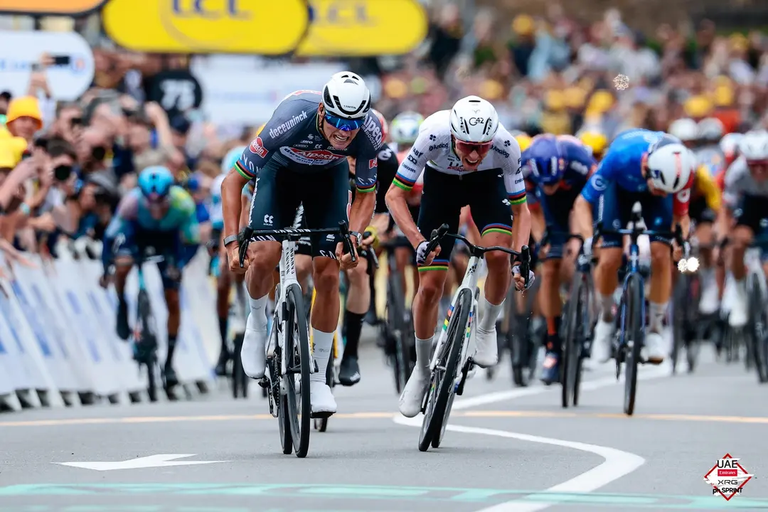 Tadej Pogacar y Mathieu Van der Poel se disputan una victoria al sprint.