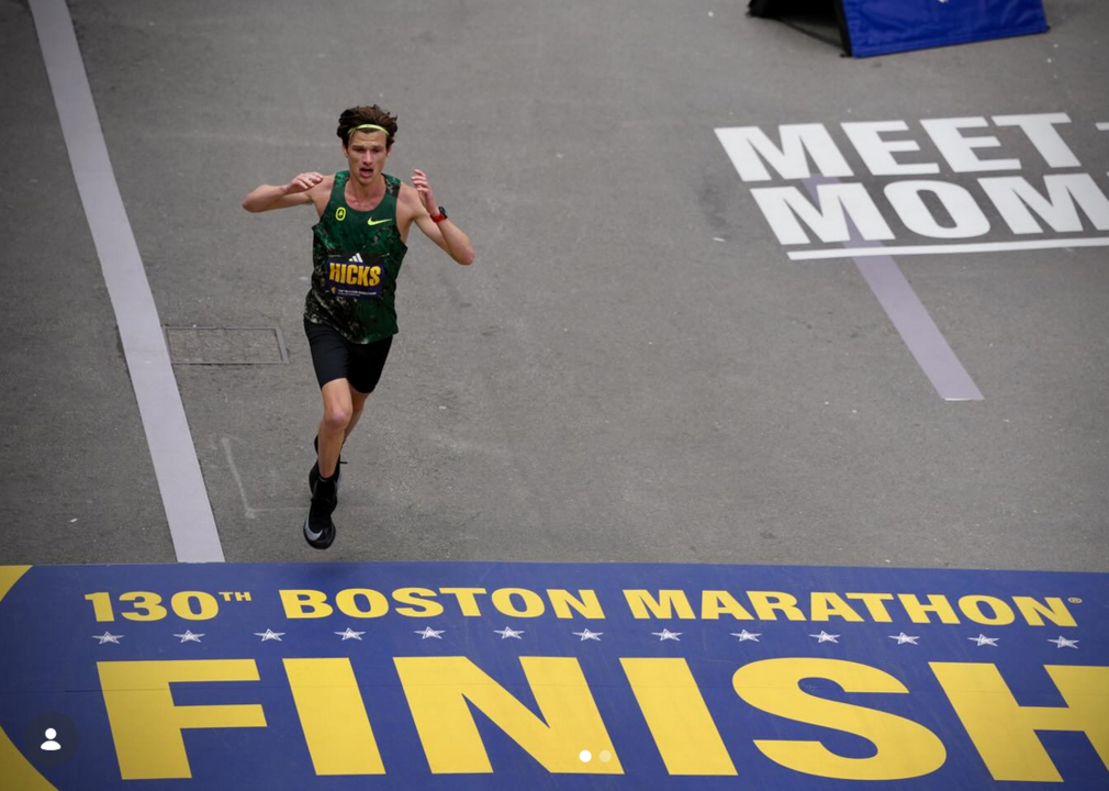 Charles Hicks entre en la meta en el Marat&oacute;n de Boston de 2026.
