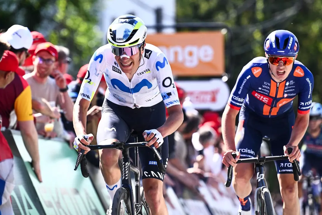 Cian Uijtdebroeks ascendiendo el Muro de Huy en la Flecha Valona 2026.