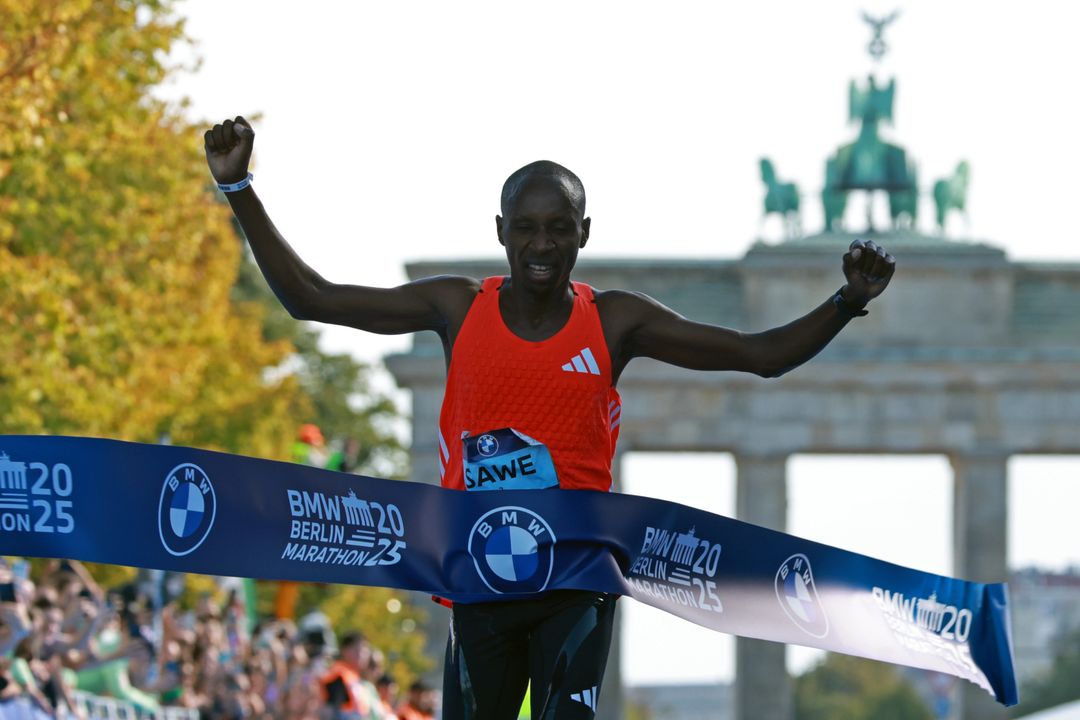 Sabastian Sawe gana el Marat&oacute;n de Berl&iacute;n 2025.