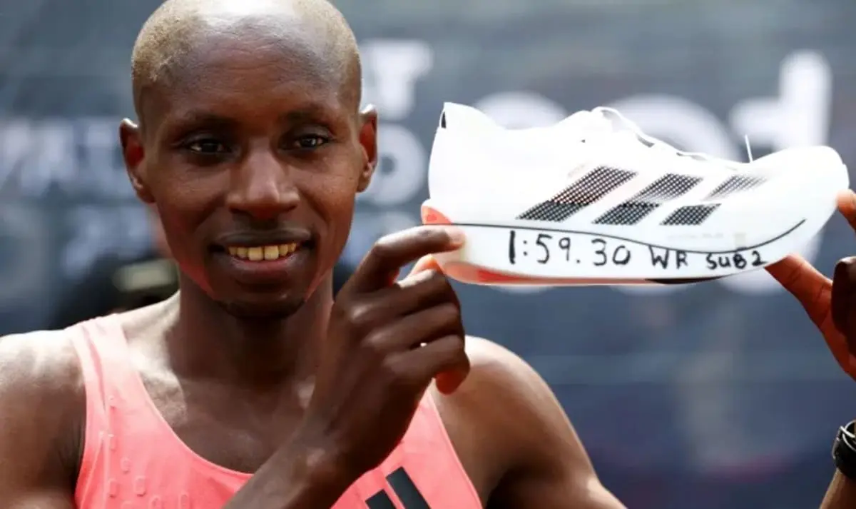 Sabastian Sawe posa con las Adidas Adizero Adios Pro Evo 3.