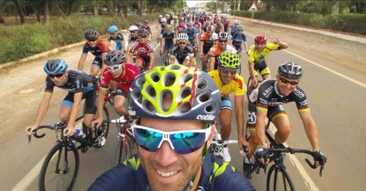 Alejandro Valverde en una grupeta con cicloturistas.
