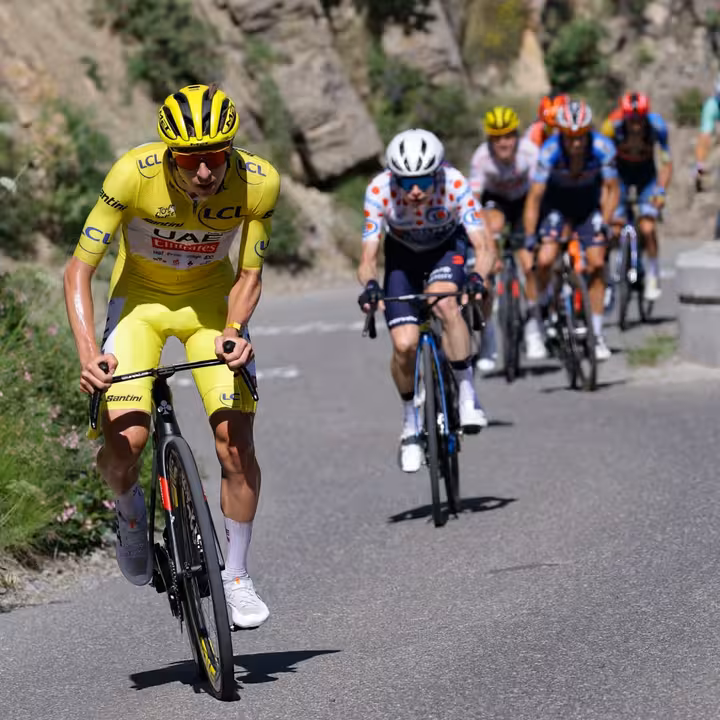 Tadej Pogacar lanza un ataque a Jonas Vingegaard