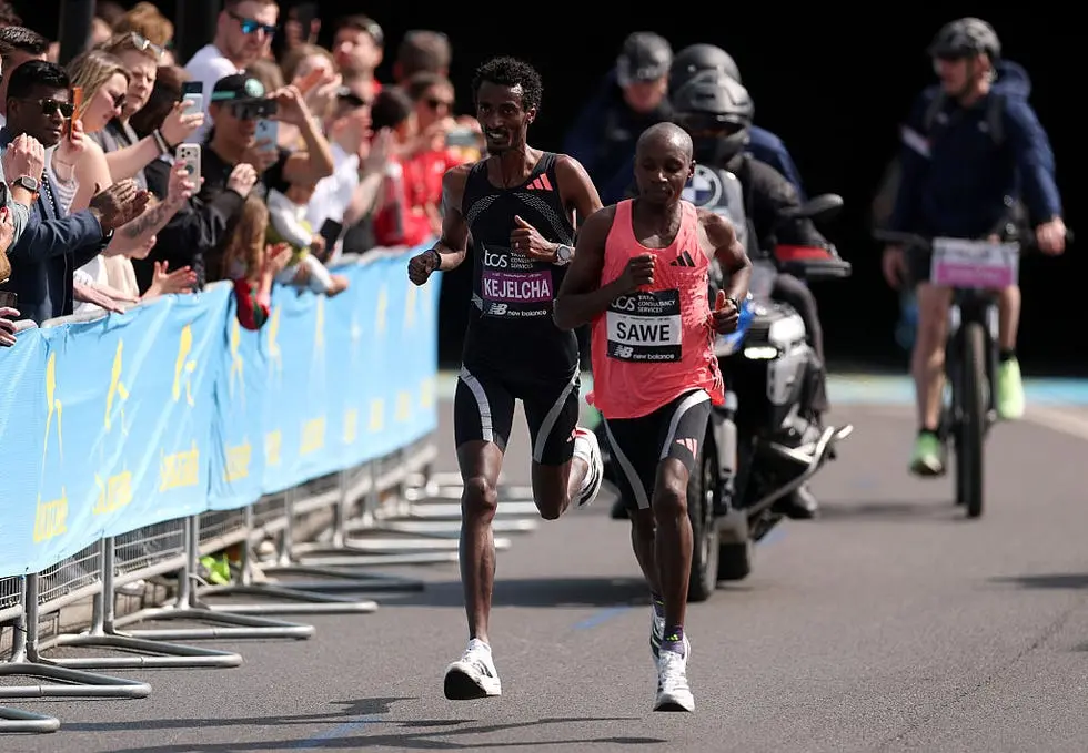 Yomif Kejelcha y Sabastian Sawe en el Marat&oacute;n de Londres de 2026.