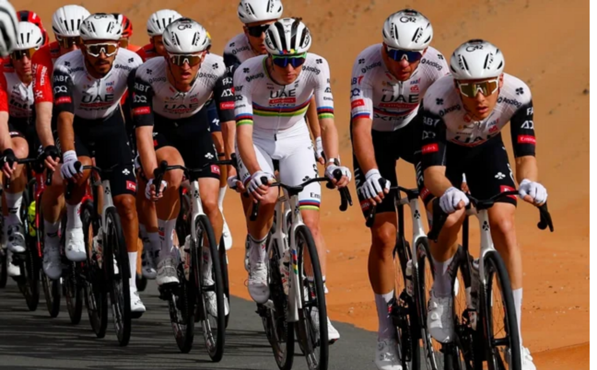 Los ciclistas del UAE tiran del pelot&oacute;n.