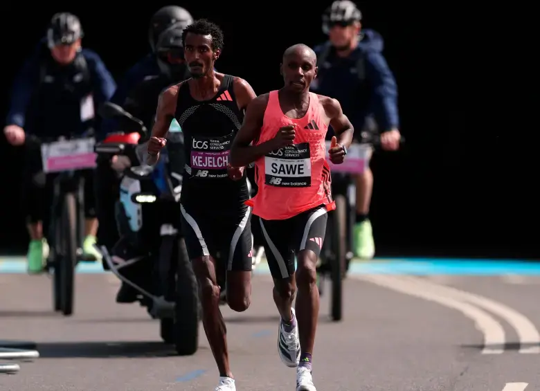 Sabastian Sawe y Yomif Kejelcha  en el Marat&oacute;n de Londres de 2026