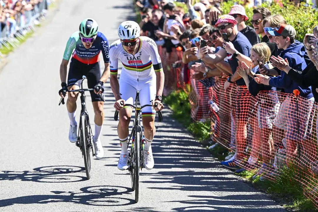 Tadej Pogacar y Paul Seixas en la Strade Bianche 2026