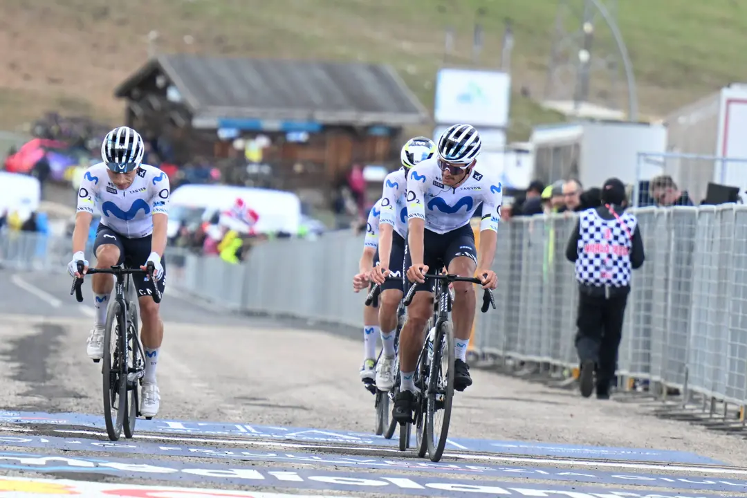 Enric Mas y Javier Romo en el Giro de Italia de 2026