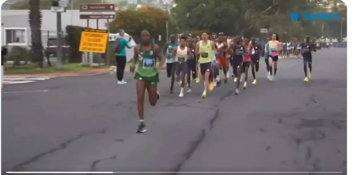 Corredor popular se cuela en el Marat&oacute;n popular de Ciudad del Cabo para liderar la carrera