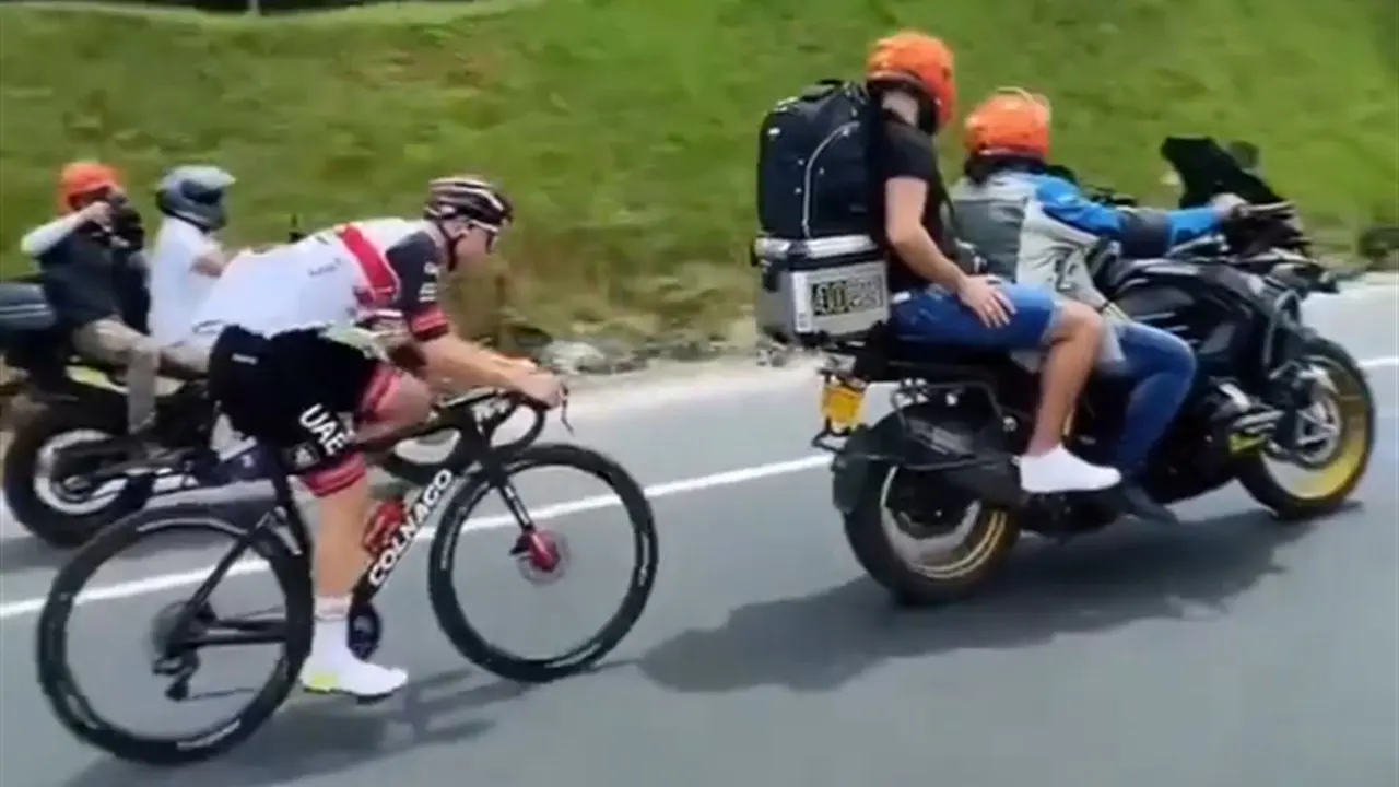 Tadeh Pogacar es ayudado por una moto en una fuga