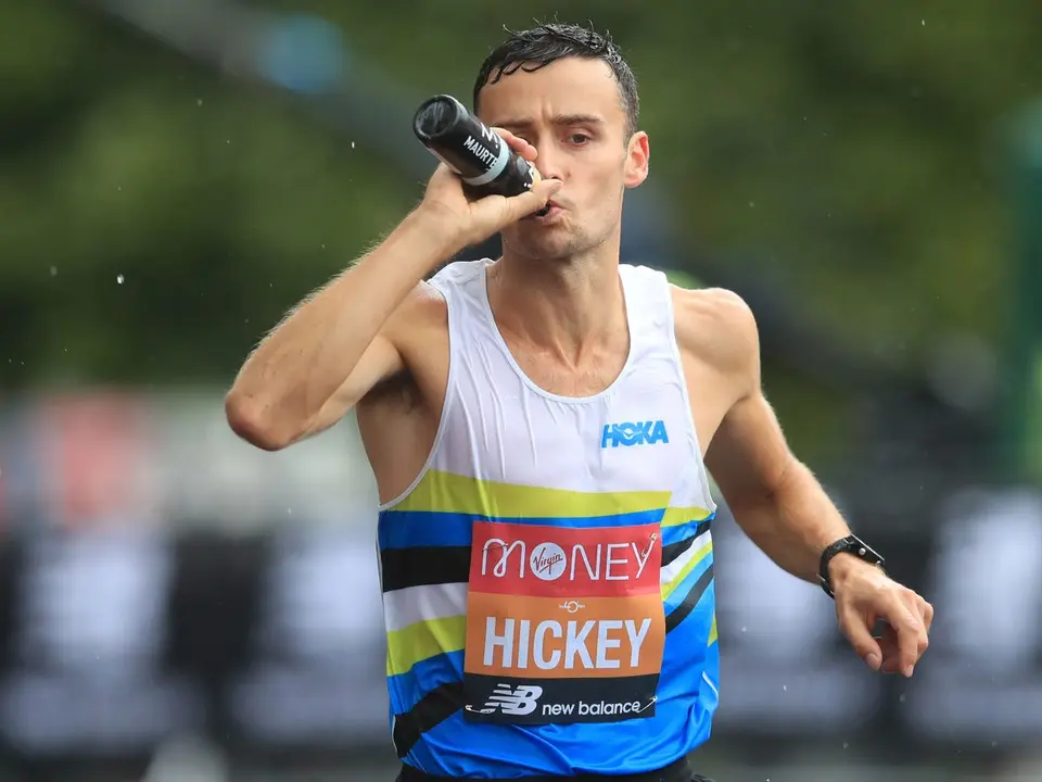 Un corredor bebiendo durante un marat&oacute;n