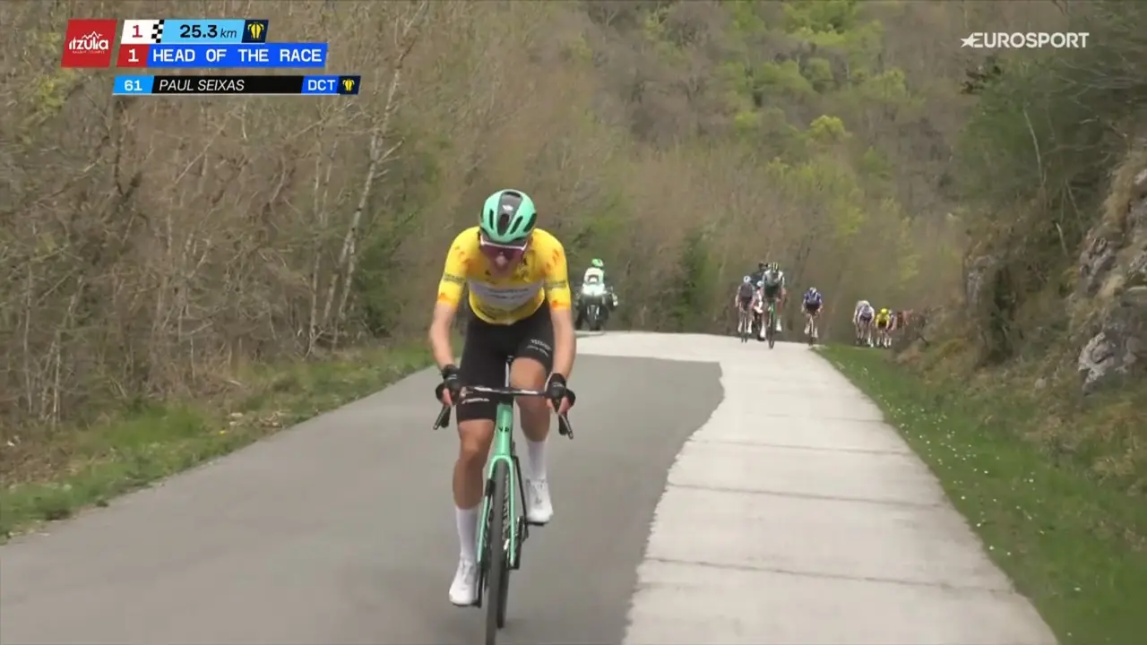 Paul Seixas ascendiendo a San Miguel de Aralar en la Itzulia 2026