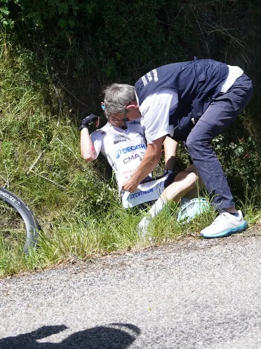 Paul Seixas sufre una ca&iacute;da en el Tour Auvergene-Rhone-Alpes