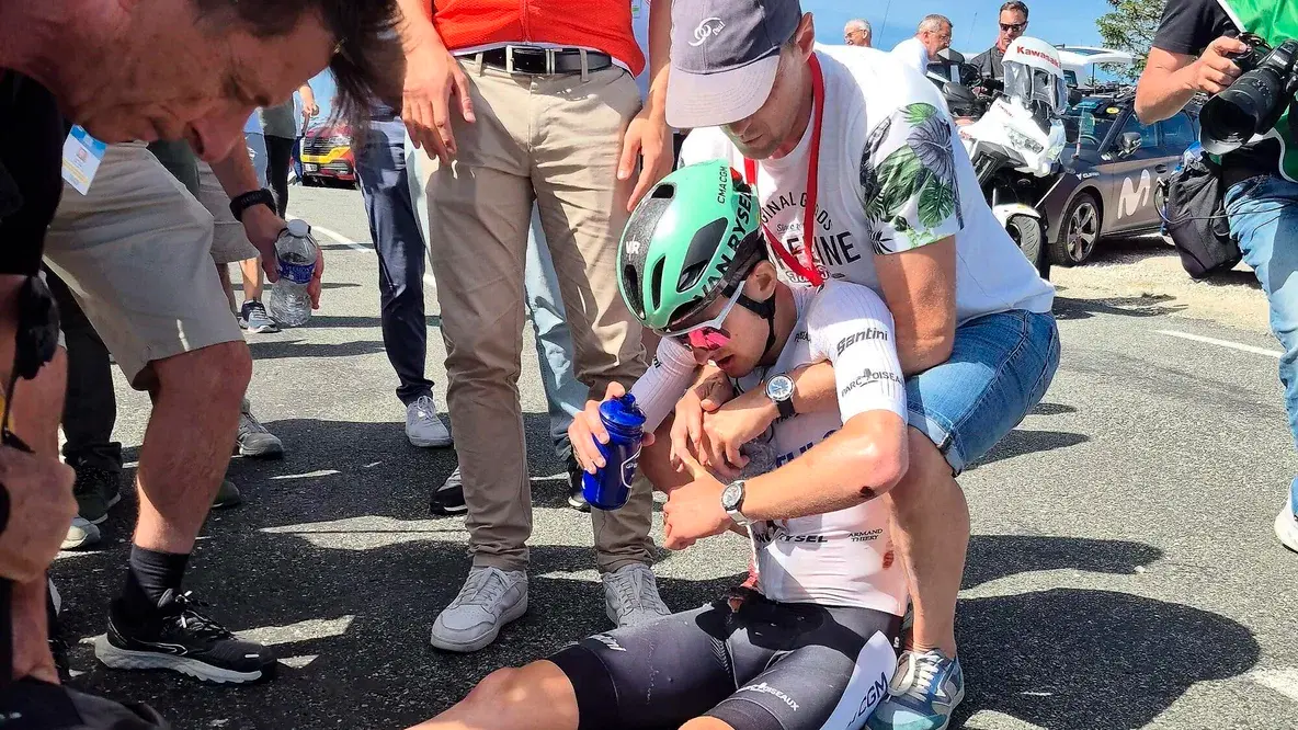 Paul Seixas se demaya en la meta de Grand Colombier