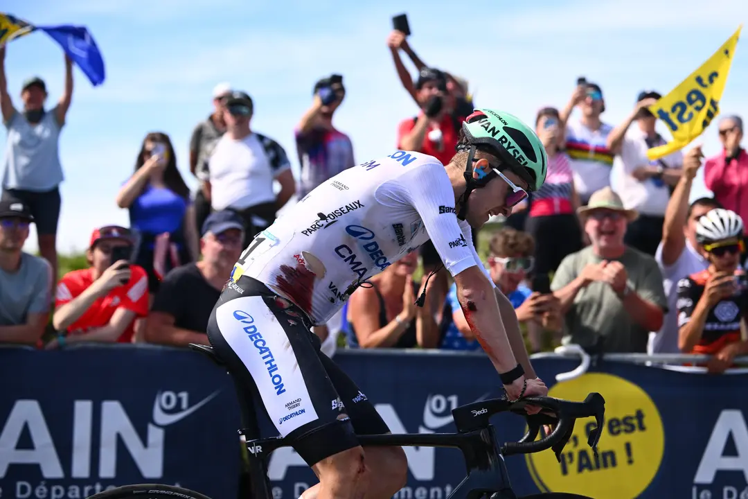 Paul Seixas mu magullado tras sufrir un accidente en la 7&ordf; etapa del Tour Auvernia Rh&ocirc;ne Alpes