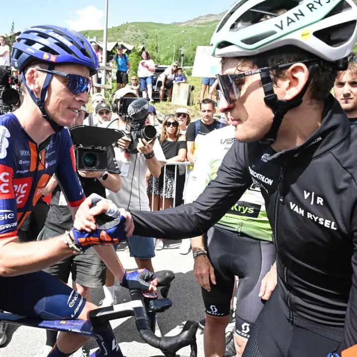 Romain Bardet y Paul Seixas se dan la mano