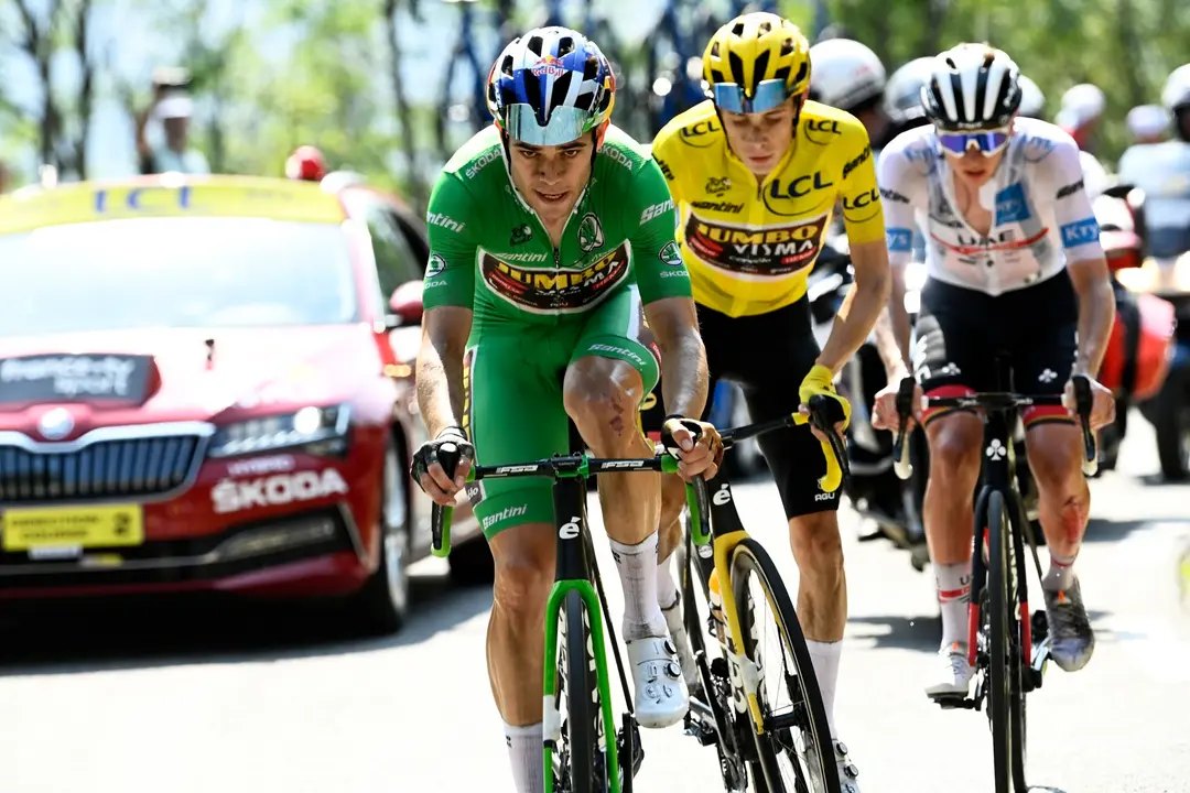 Van Aert, Vingegaard y Pogacar en la ascensi&oacute;n a Hautacam en el Tour de Francia de 2022
