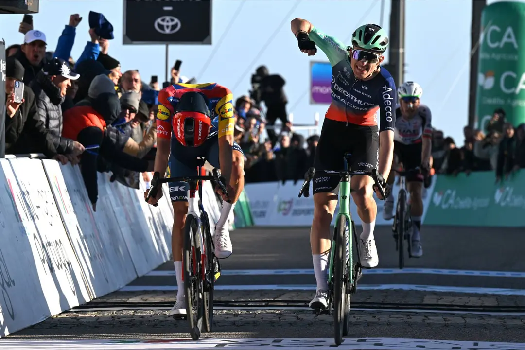 Paul Seixas le gana un sprint a Juan Ayuso