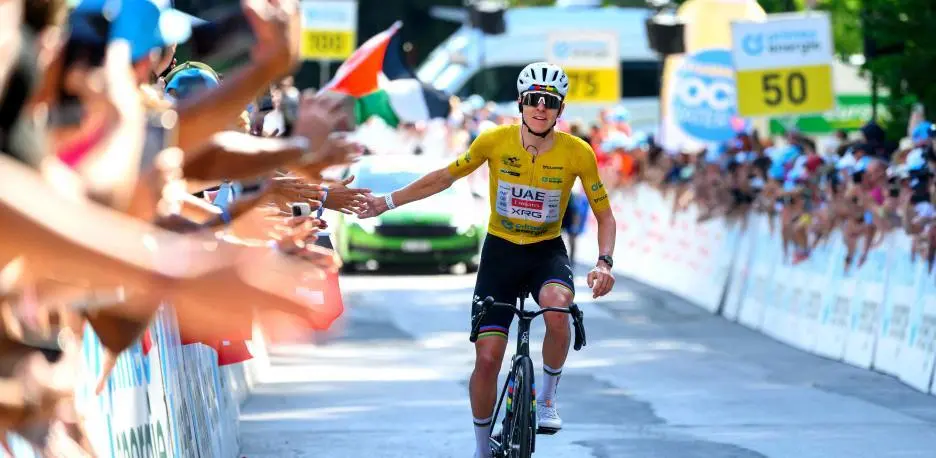 Tadej Pogacar llega victorioso a la meta en la etapa reina de la Vuelta a Suiza de 2026