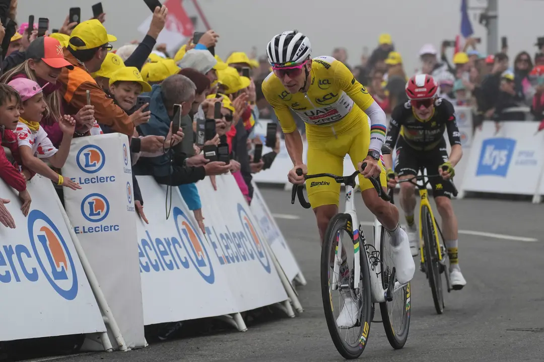 Tadej Pogacar lanza un ataque a Jonas Vingegaard en el Tour de Francia