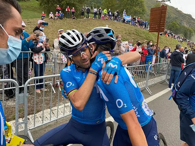 Alejandro Valverde consuela a Enric Mas