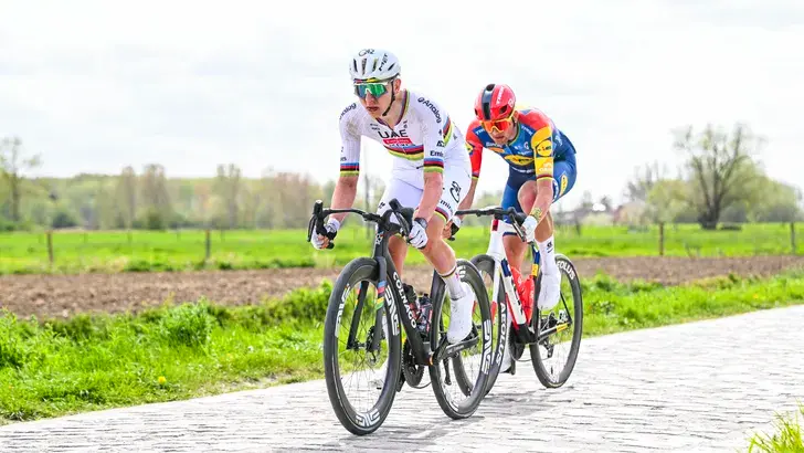 Tadej Pogacar y Mads Pedersen en la Par&iacute;s -Roubaix de 2026