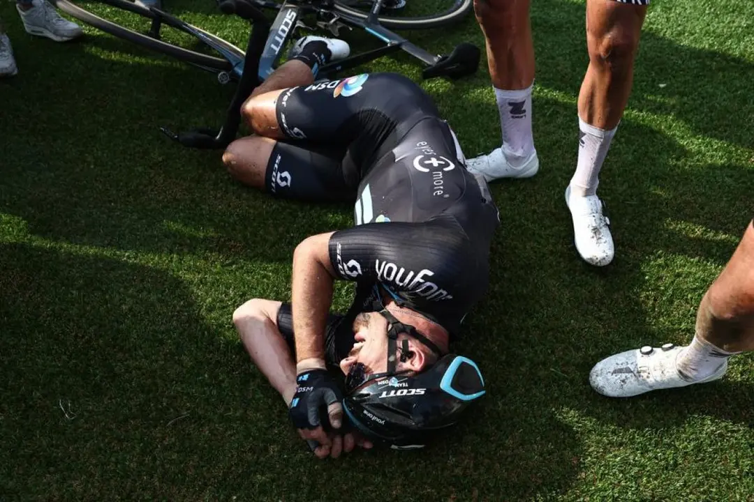 John Degenkolb en el suelo tras sufrir un accidente en la Par&iacute;s-Roubaix