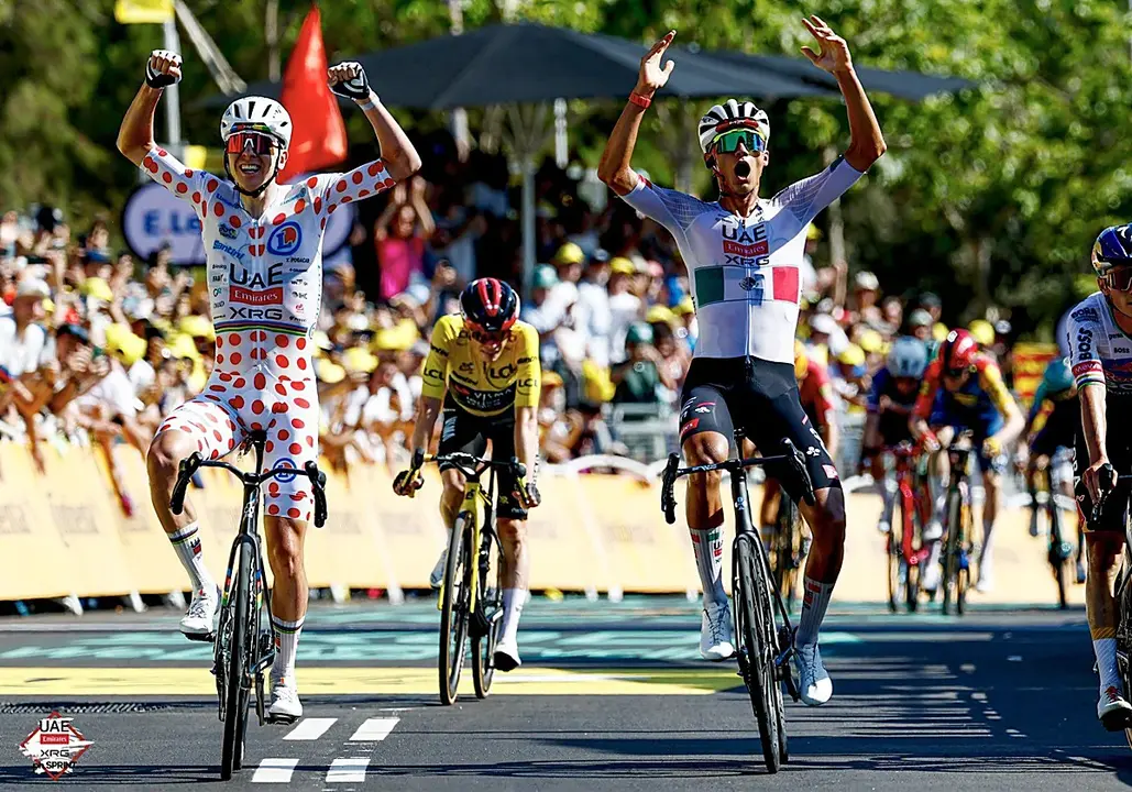 Isaac del Toro y Tadej Pogacar celebran el triunfo en la etapa de Barcelona del Tour de Francia