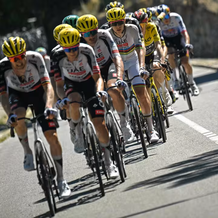 Los ciclista del UAE tirando del pelot&oacute;n