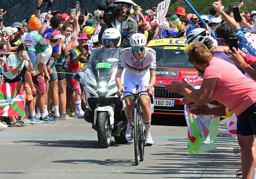 Tadej Pogacar ascendiendo el Tourmalet