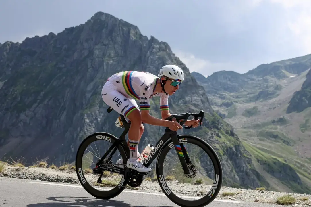 Tadej Pogacar descendiendo el Tourmalet
