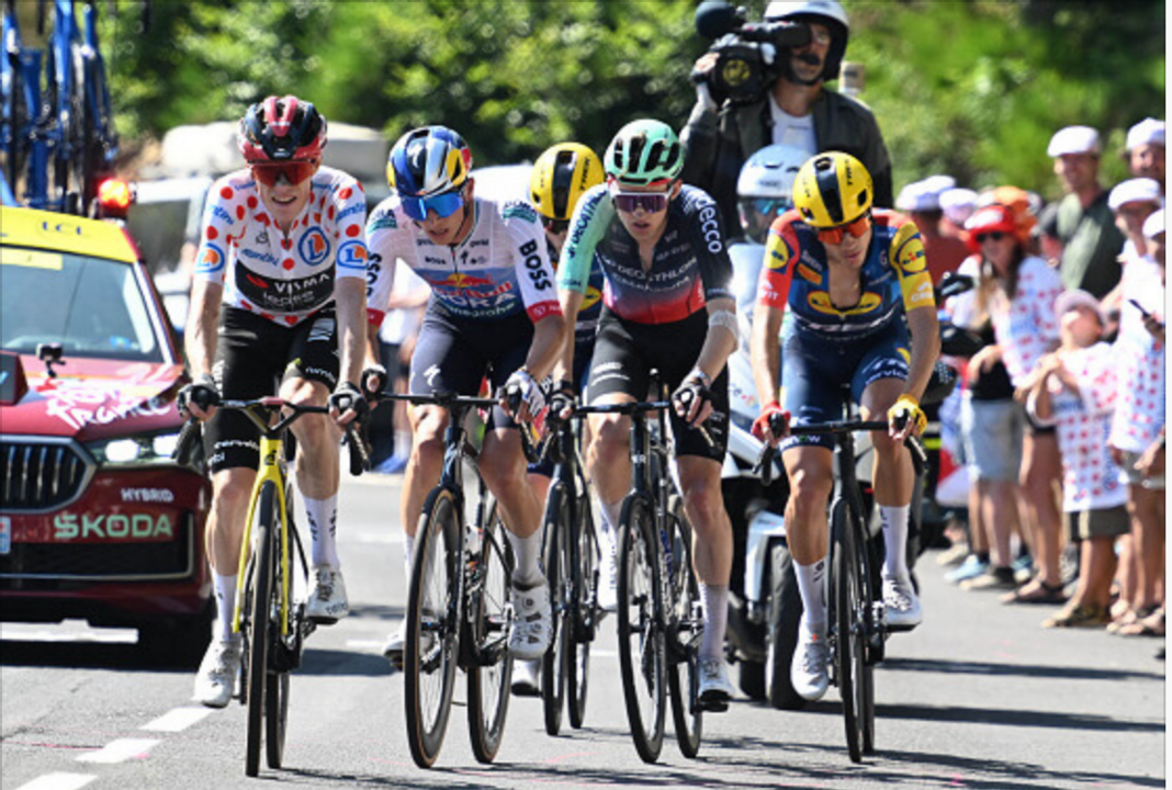 Vingegaard tirando del grupo que intentaba dar caza a Pogacar en la 10&ordf; etapa del Tour de Francia 2026
