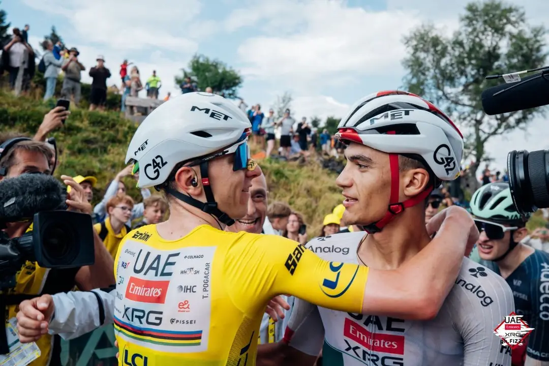 Tadej Pogacar e Isaac del Toro se abrazan en la meta de la 14&ordf; etapa del Tour de Franca 2026