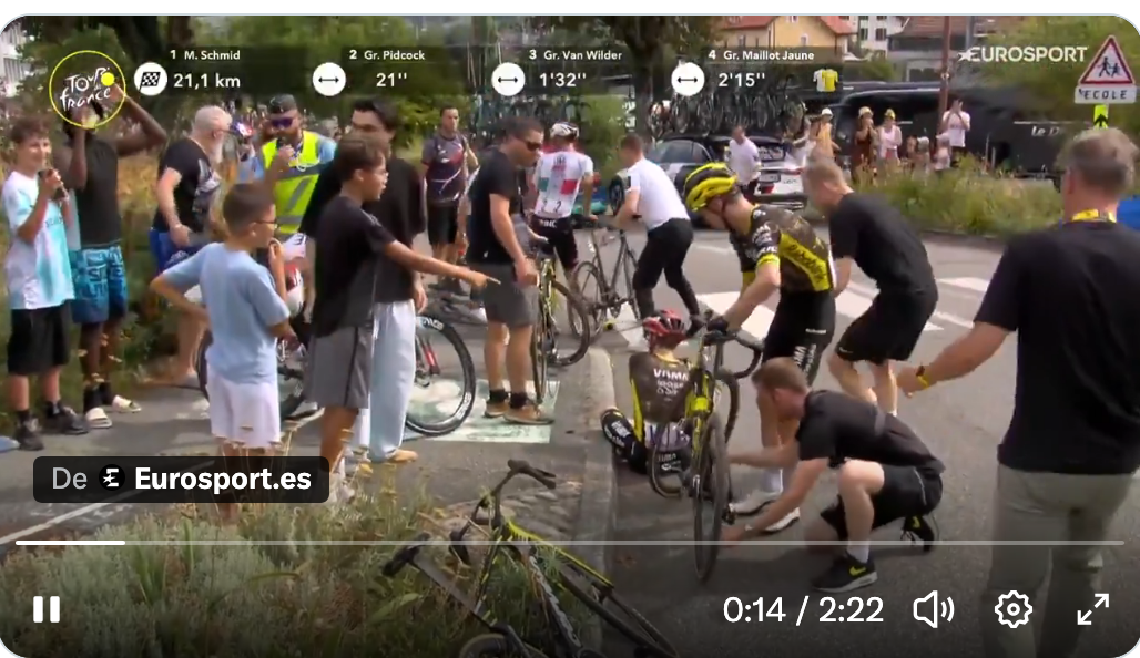 Jonas Vingegaard en el suelo tras sufrir el accidente