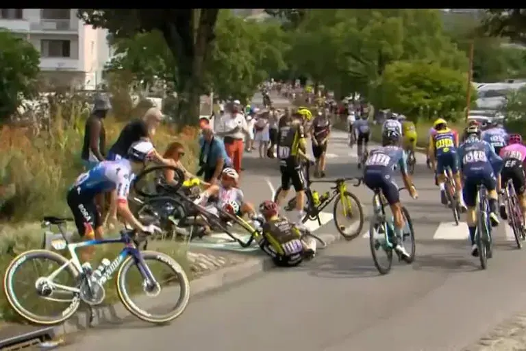 Jonas Vingegaard en el suelo tras sufrir un accidente en la 15&ordf; etapa del Tour de Francia 2026
