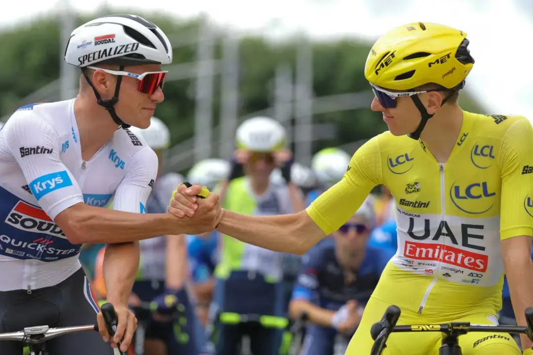 Remco Evenepoel y Tadej Pogacar se saludan
